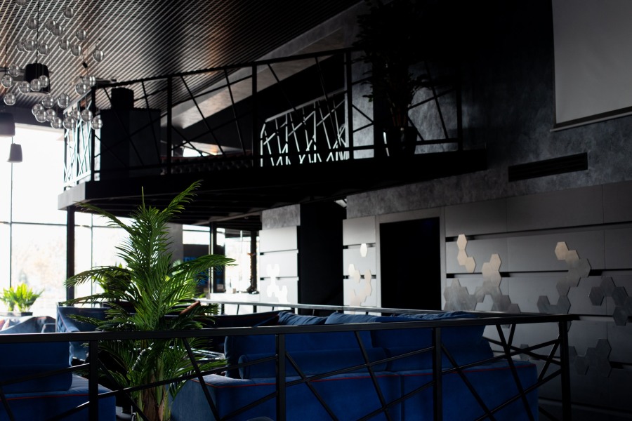 RiverOne, Hi-Tech lounge бар с панорамными окнами