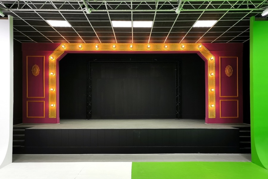 Иллюзион - зал с театральной сценой и хромакеем