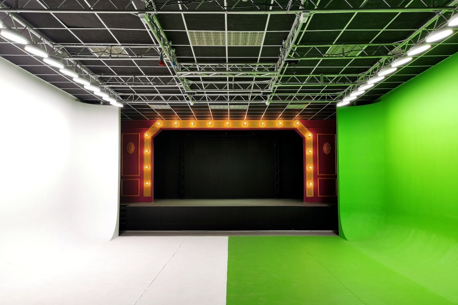 Иллюзион - зал с театральной сценой и хромакеем