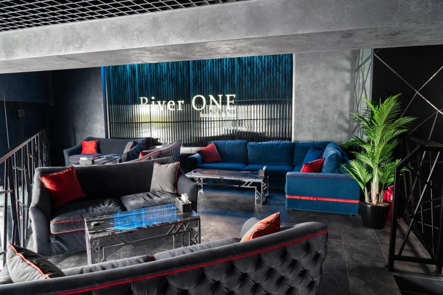 RiverOne, Hi-Tech lounge бар с панорамными окнами