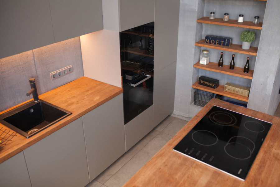 Серый минималистичный лофт с кухней (лофт РАЛЬФ)