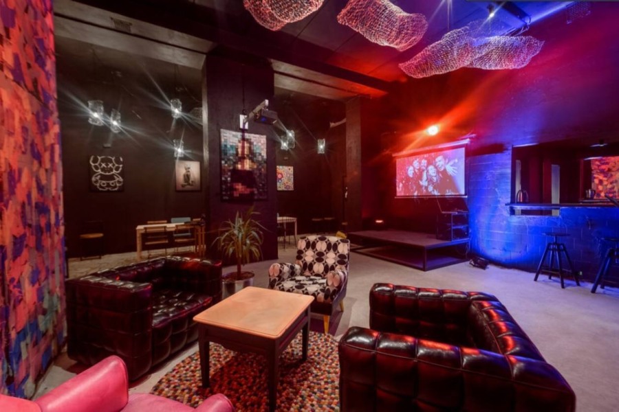 13 площадок для встречи Нового года 2026 в Петербурге 48 Лофт Дакота на Васильевском — камин и бархат для новогодней вечеринки