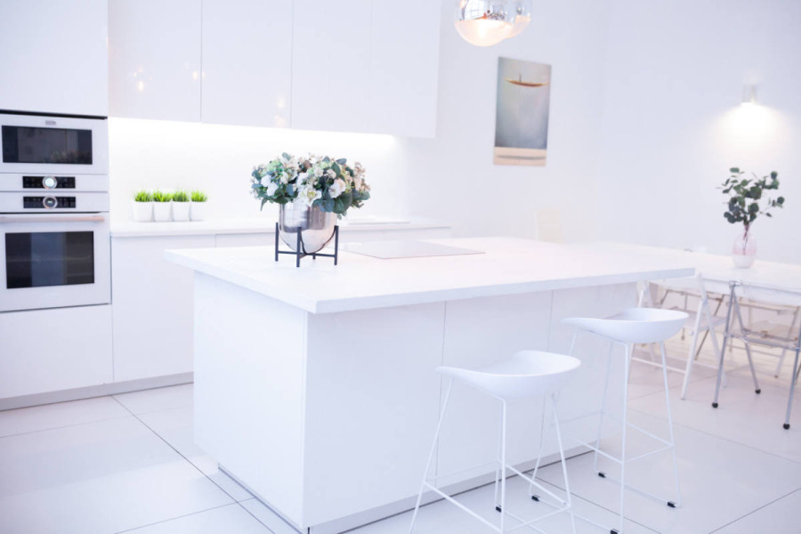 Белый минималистичный лофт с кухней и панорамными окнами (лофт МОНИКА) 