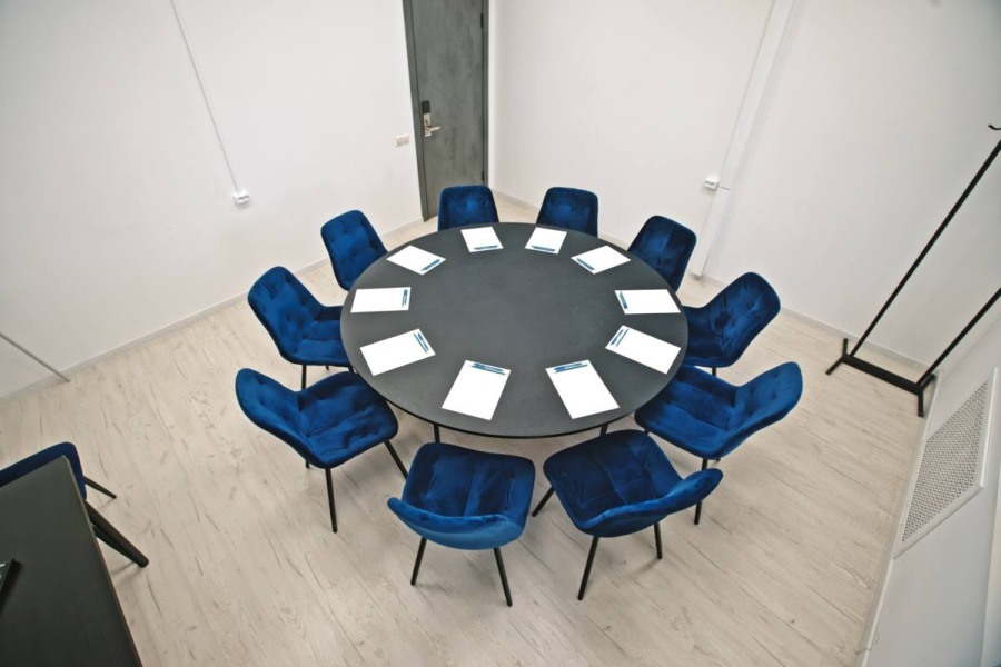 Уютная переговорная № 11 с круглым столом