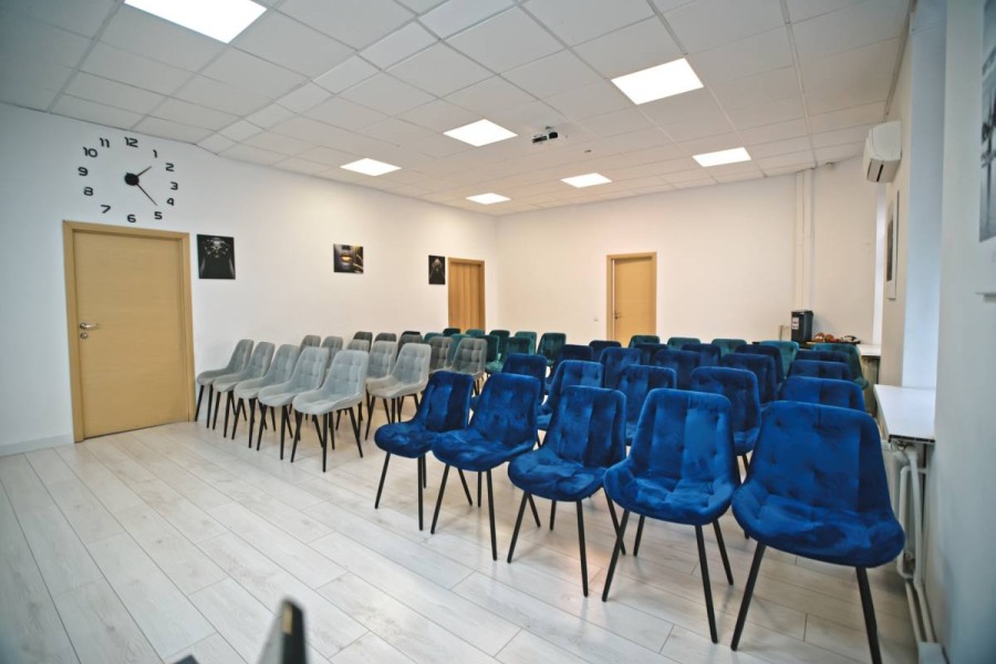 Зал № 28 (с гардеробной и санузлом) для лекций и семинаров