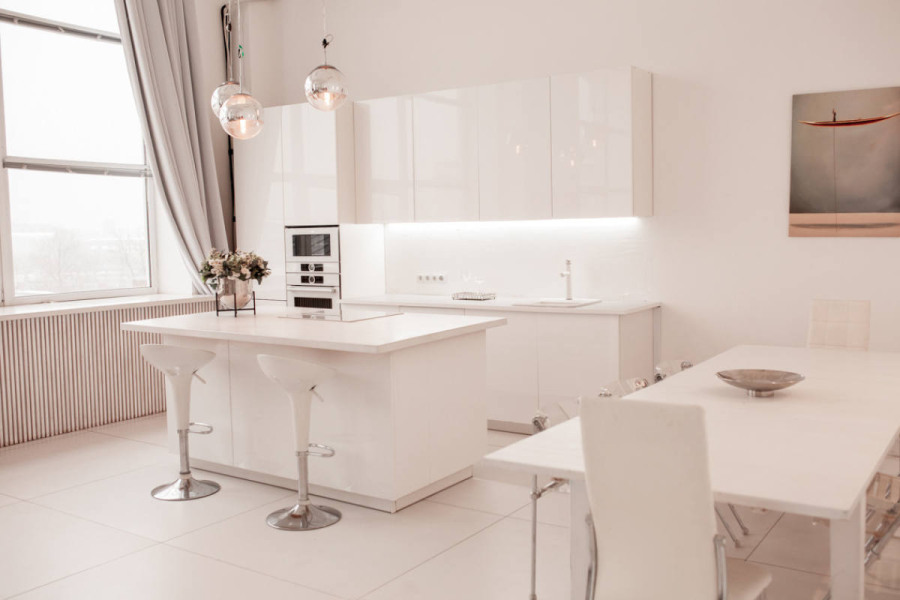Белый минималистичный лофт с кухней (лофт MONIKA) 